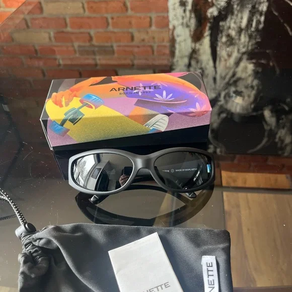 Arnette Catfish - Picture 2 of 3